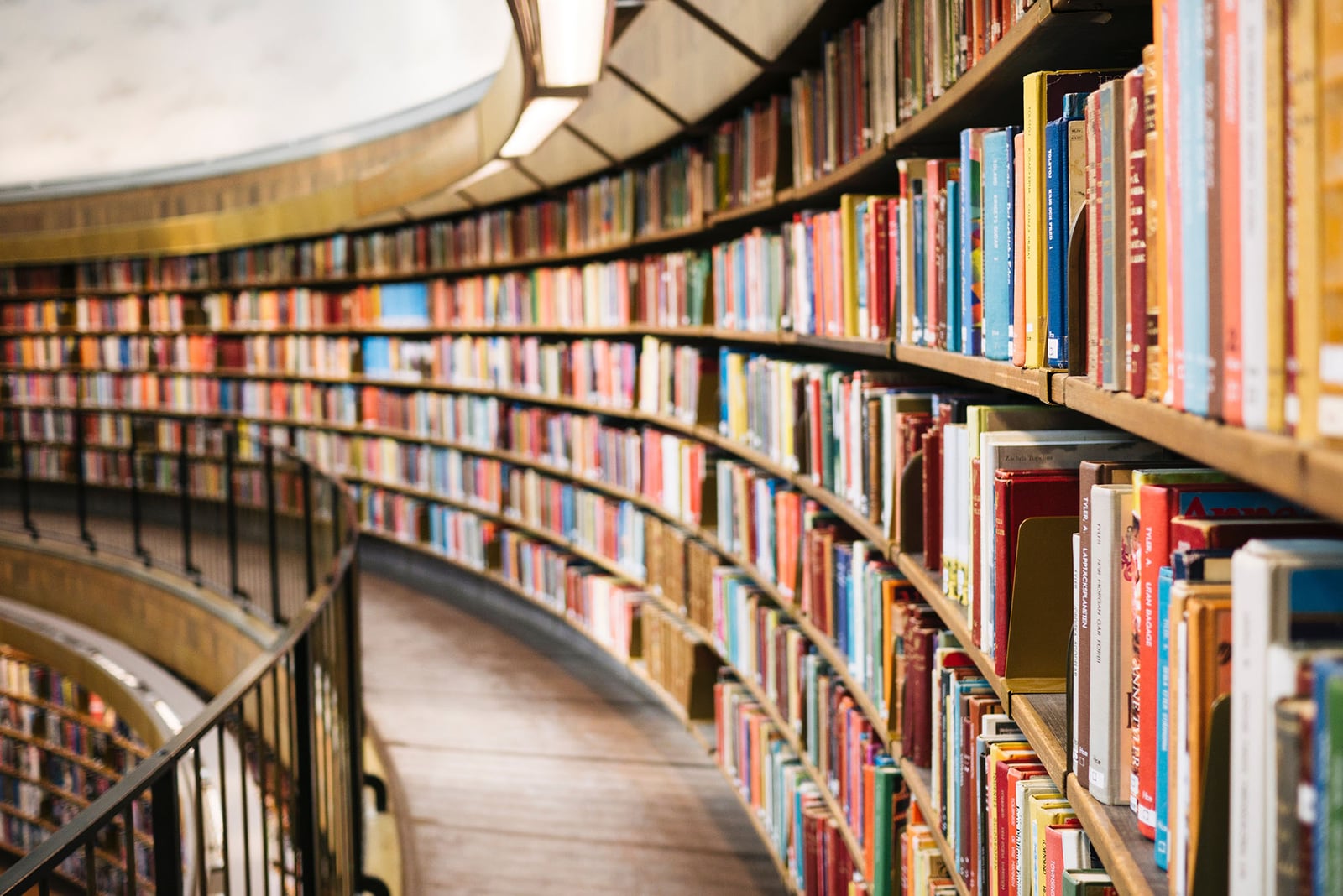 細胞核を図書館にたとえたイメージ