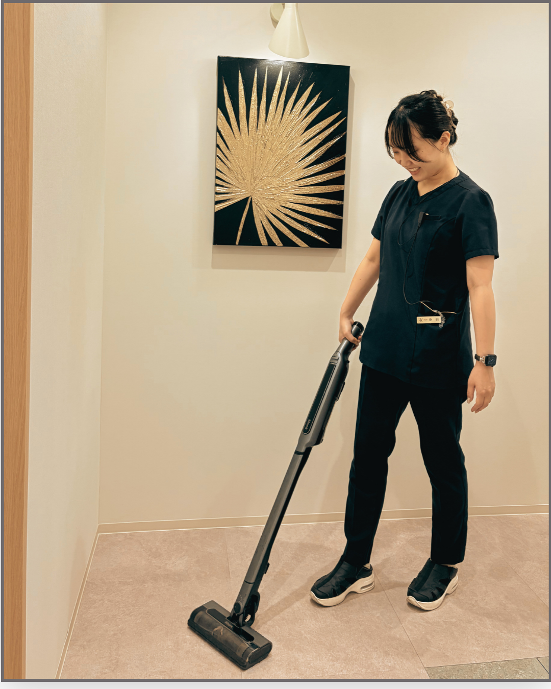 開院前に制服で院内を清掃するスタッフ