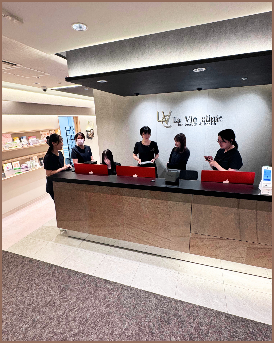 受付に集まり、朝礼で情報を共有するスタッフたち