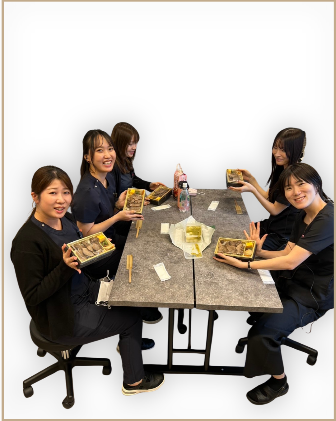 休憩中に牛タン弁当を囲んで食事を楽しむスタッフたち