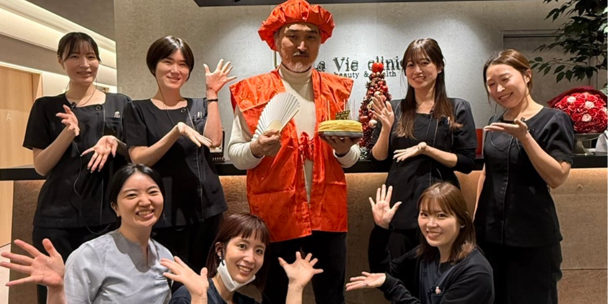 受付前でお祝いを楽しむスタッフたち