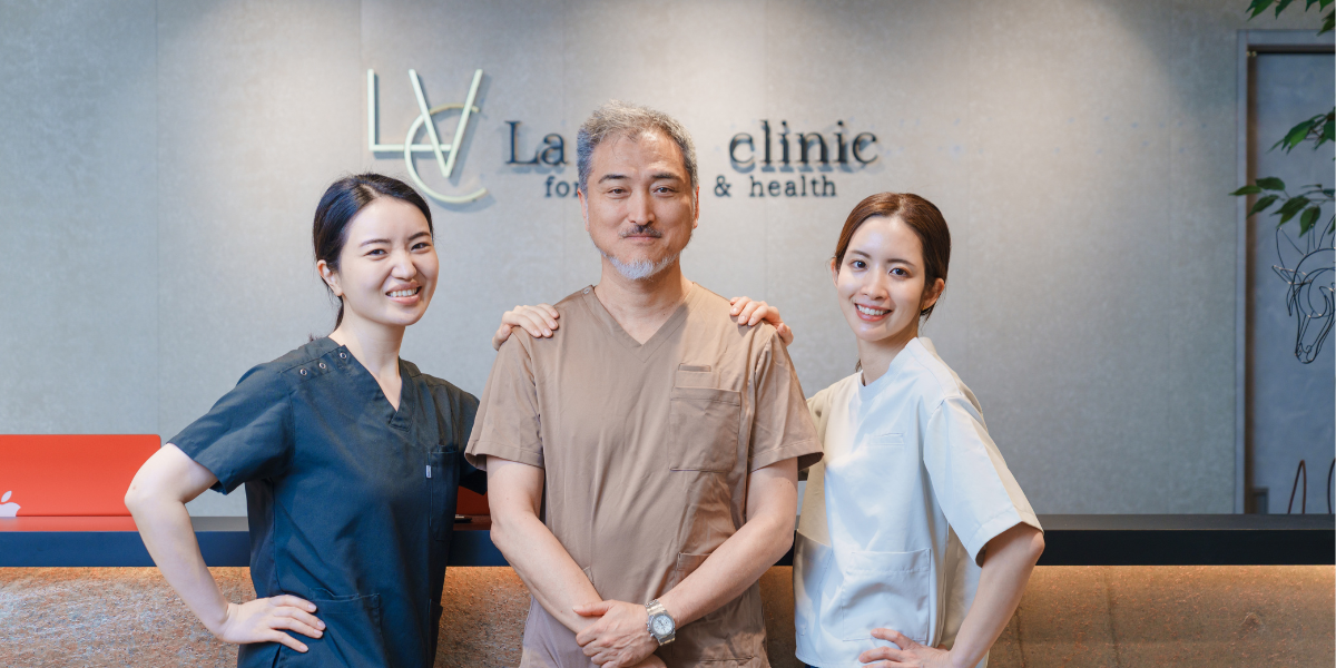 La Vie clinicの受付前に並ぶ3名のスタッフ