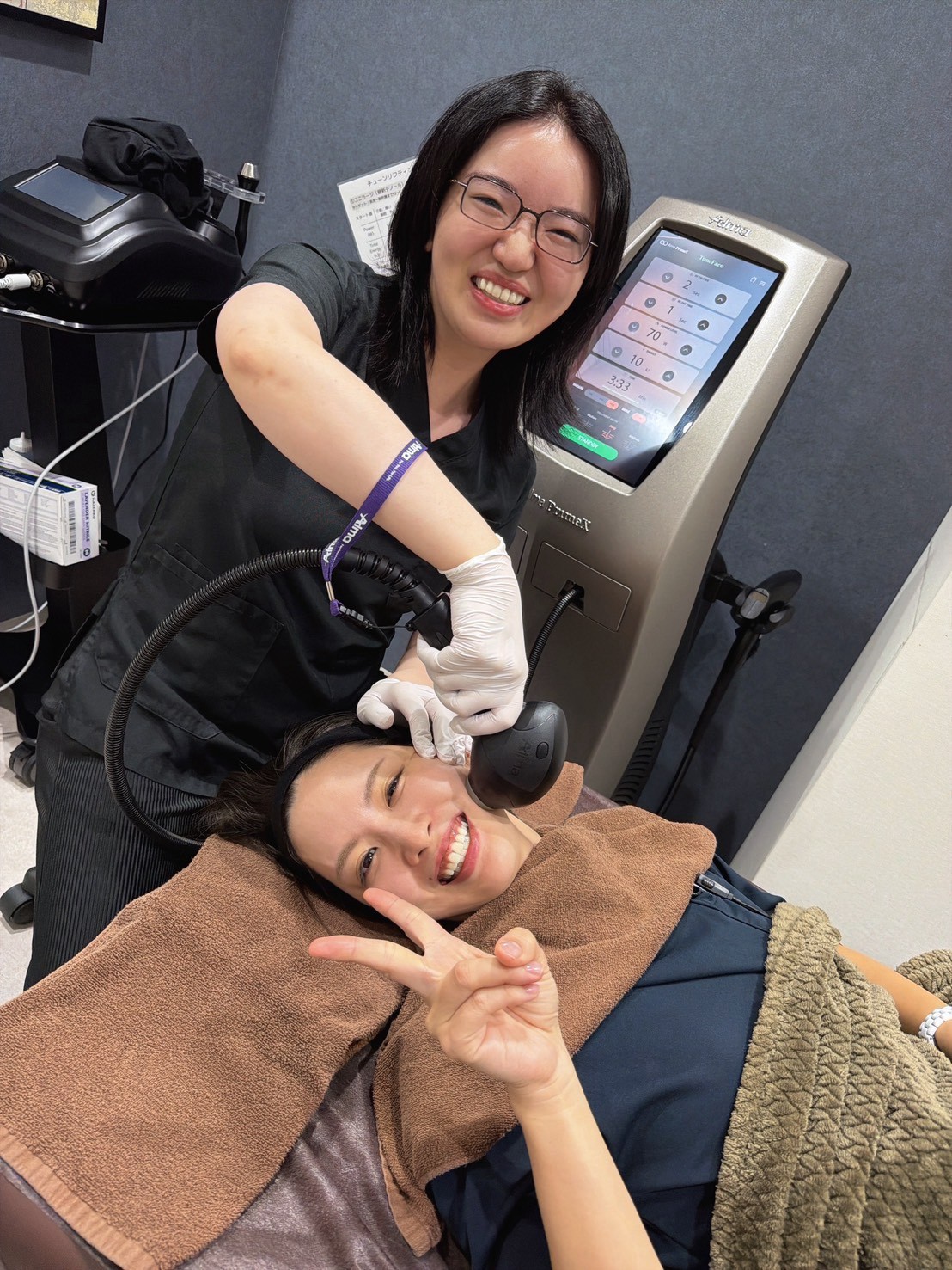 美容施術を体験しながら笑顔を見せるスタッフたち