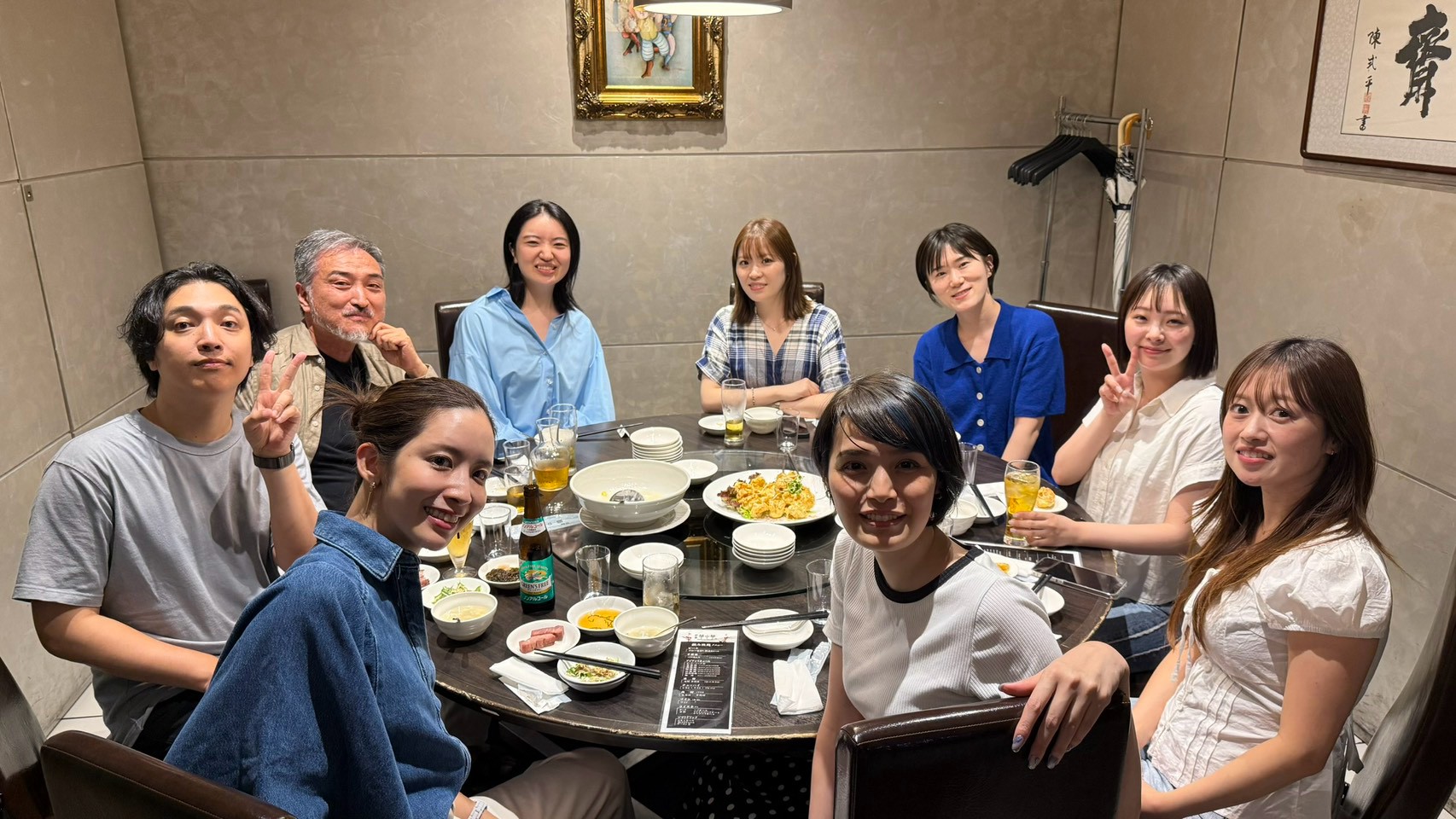 円卓を囲み、食事を楽しむスタッフたち